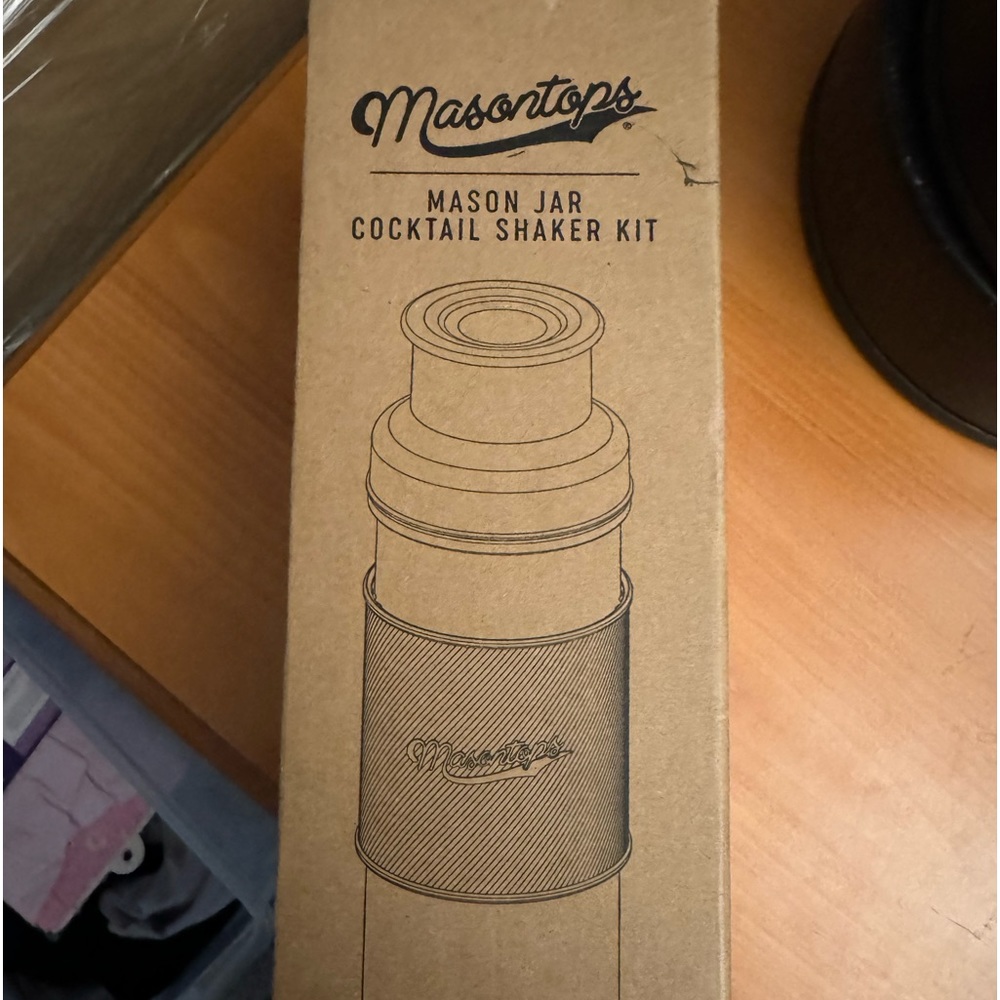 💰 NIB cocktail shaker kit